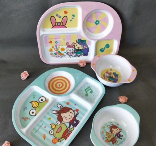 Stoviglie per bambini ecologiche in melamina a forma di cartone animato in fibra di bambù con set di confezioni regalo