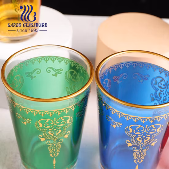 Regalo all'ingrosso di fascia alta in stile Marocco Francia personalizzato spruzzatura tazza per bere tè d'acqua in vetro rosso colorato con design in oro arabo per uso domestico