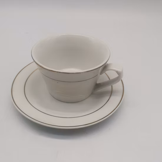 Tema natalizio, bellissime stoviglie in ceramica, colazione fatta in casa, frutta, piatto da torta, tazza da caffè di alta qualità, tazza e piattino per la casa